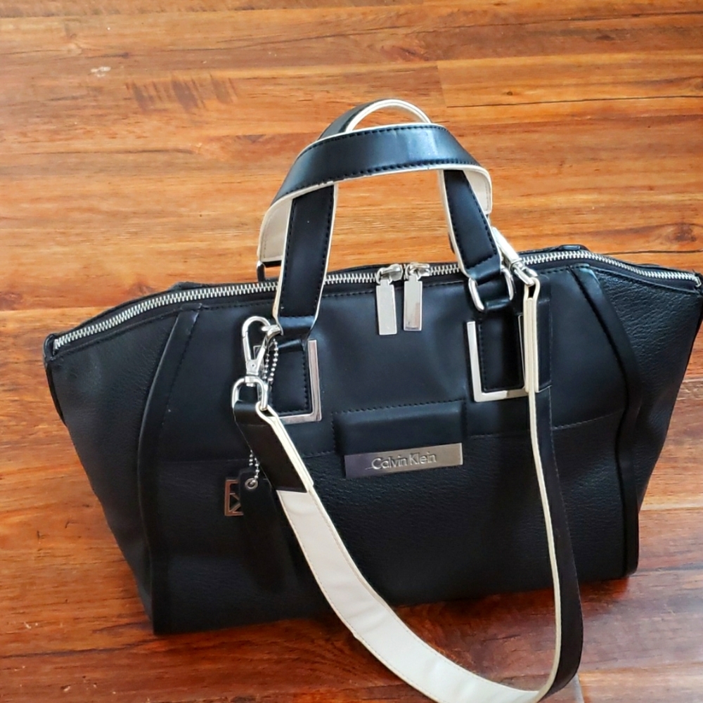*LAST PRICE I WON'T GO LOWER* Calvin Klein shoulder handbag, very spacious